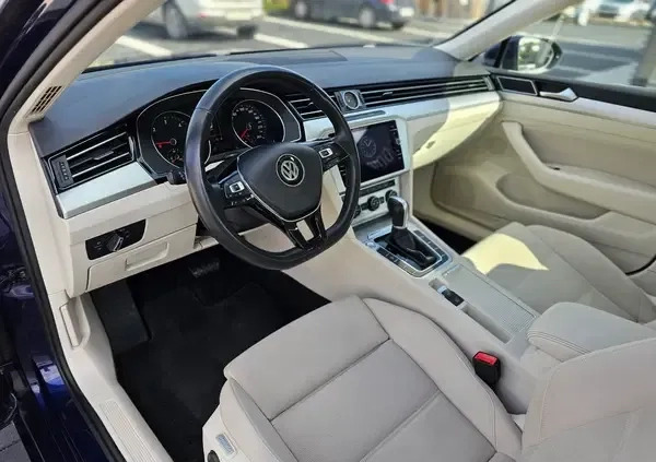 Volkswagen Passat cena 54900 przebieg: 189742, rok produkcji 2018 z Krzanowice małe 781